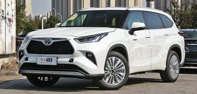 В нашу страну вернулись премиальные кроссоверы Toyota Highlander