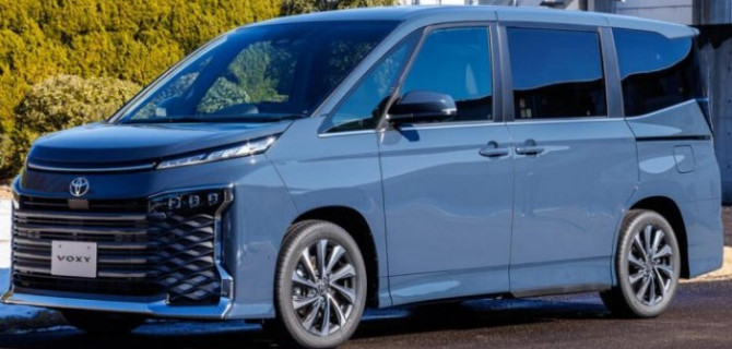 На авторынок нашей страны вышли праворульные минивэны Toyota Voxy