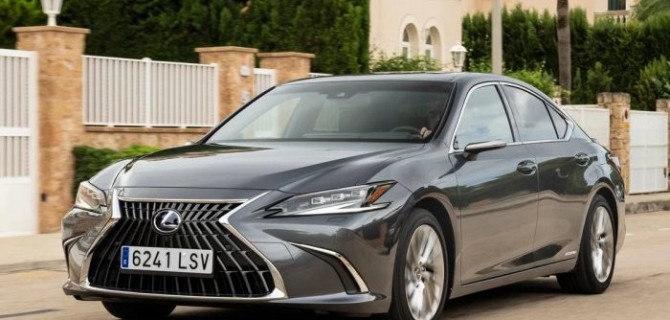 На нашем авторынке появились обновлённые седаны Lexus ES