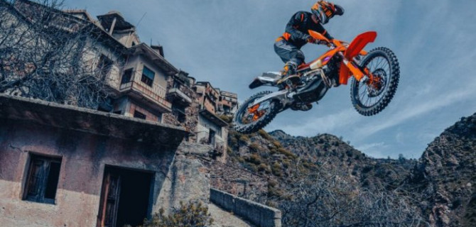 Обновленная серия мотоциклов KTM EXC 2024 года поступит в дилерские центры 