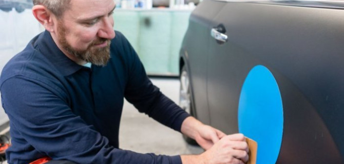 Как правильно приклеить наклейку на автомобиль: советы по установке и удалению без повреждений