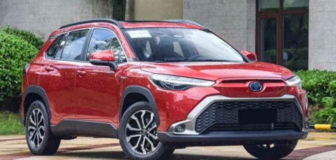 В Россию привезли китайскую Toyota Frontlander — более дешёвую версию японской Toyota Corolla Cross