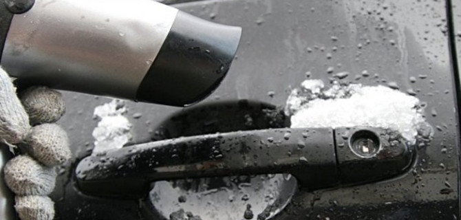 Как открыть замёрзшую дверь автомашины так, чтоб потом не потребовался ремонт