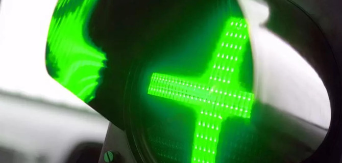 зелёный плюс на светофоре