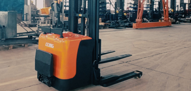 штабелер с электрическим подъемом