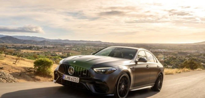 Новый гибрид премиум-класса Mercedes-AMGC 63 SEPERFORMANCE появился в АВТОДОМ Пулково