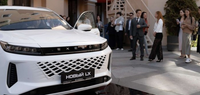 Авангард в живописи и автомобилестроении: EXEED Центр АВТОДОМ Стачек и арт-галерея «Березка» провели совместное мероприятие для клиентов