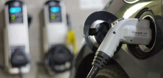 зарядка электромобиля 