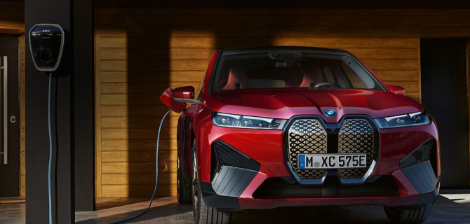 bmw iX на зарядке