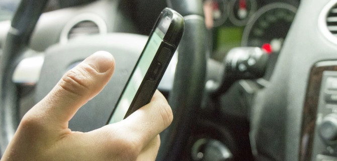Крепче за баранку держись! Минтранс планирует запретить водителям использование электронных устройств во время движения