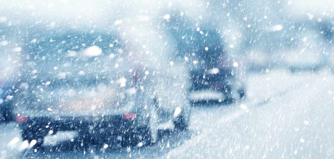 Сбавьте скорость, сократите дистанцию и не лейте кипяток: «зимние» советы автомобилистам