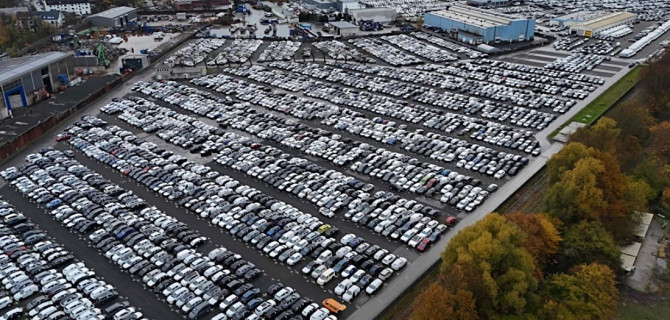 Новые автомобили стоят на перевалочном пункте в ожидании покупателей