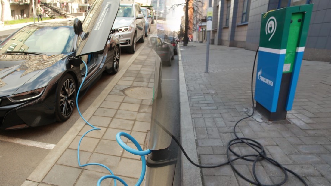 Электромобилям в России подняли утилизационный сбор, но разрешили ездить бесплатно по платным дорогам зарядка в Москве