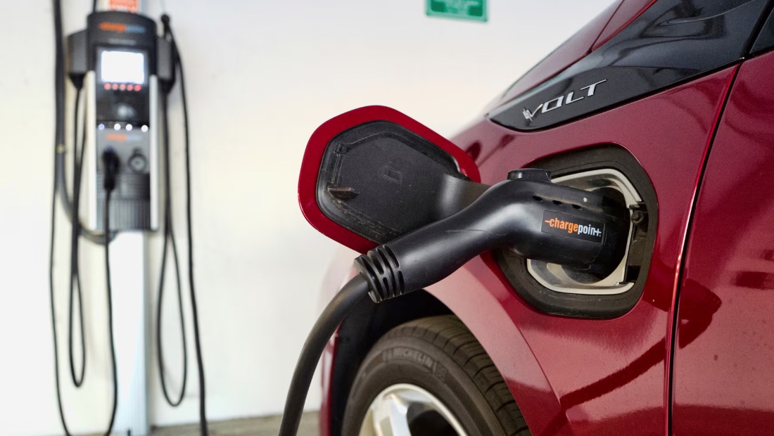 Дональд Трамп против электромобилей: что ждёт мировой автопром после разворота американской власти электромобили в США