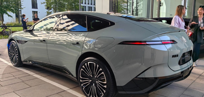 автомобиль Avatr на парковке