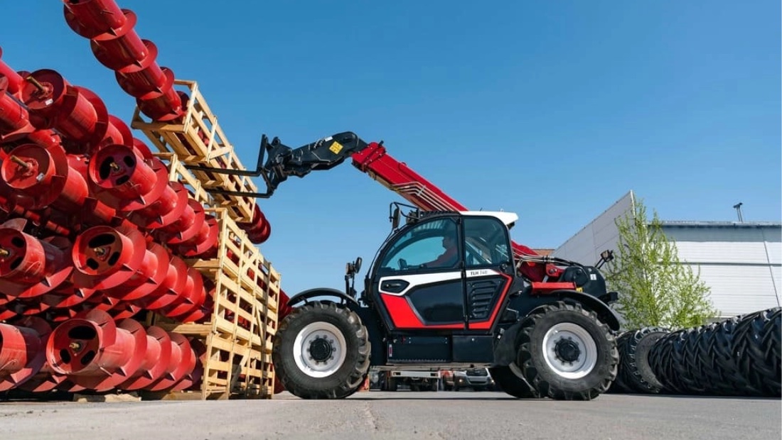 «Ростсельмаш» стал делать ещё больше дорожно-строительной техники — скоро премьера экскаватора BL 810 телескопический погрузчик TLH 740