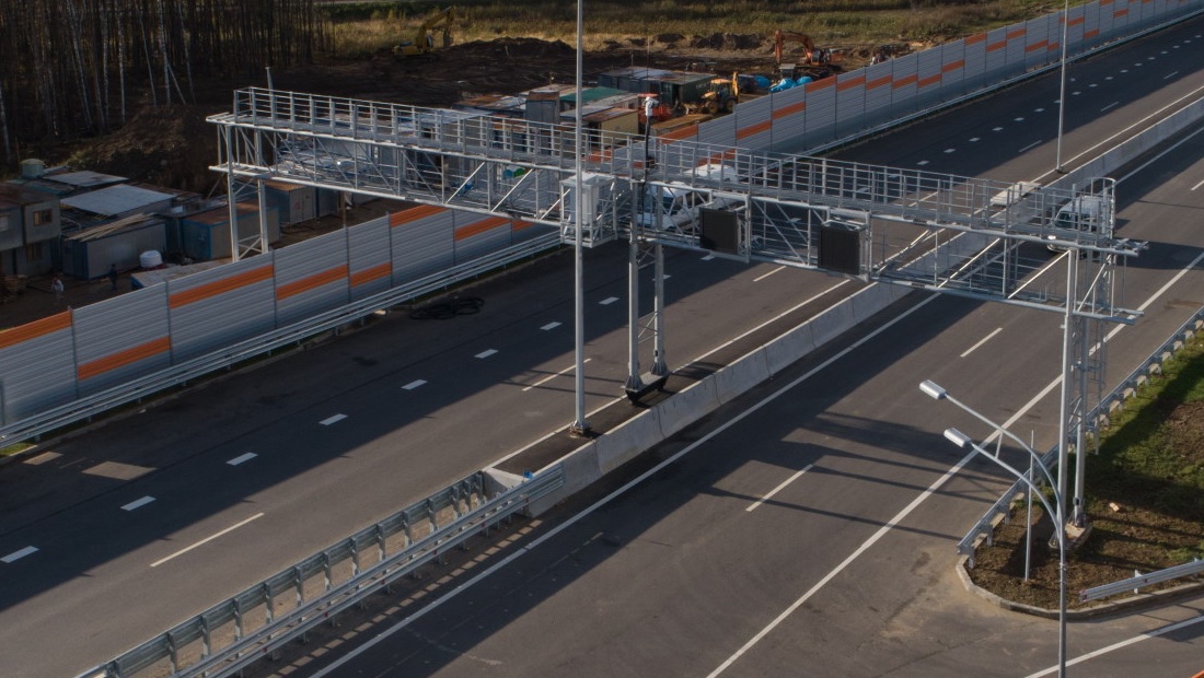 На российских платных трассах начинают ловить водителей, скрывающих номера своих автомобилей 2