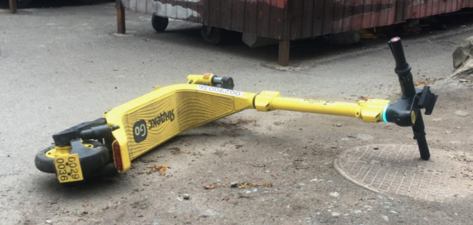 Самокаты валяются