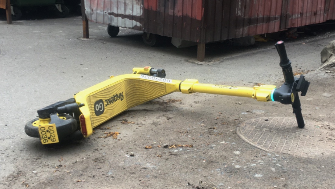 Виноваты взрослые: помогут ли «Госуслуги» решить проблему с детьми на арендных самокатах Самокаты валяются