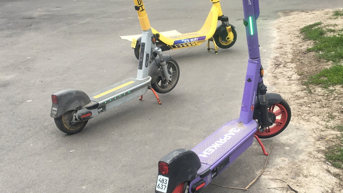 Виноваты взрослые: помогут ли «Госуслуги» решить проблему с детьми на арендных самокатах Самокаты