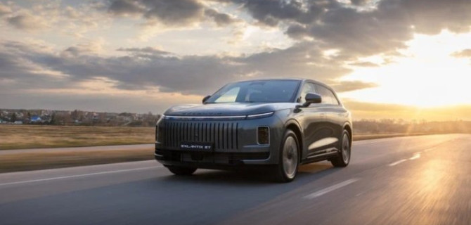 EXEED Центр АвтоСпецЦентр Химки дарит приятные подарки первым покупателям гибридного кроссовера EXLANTIX ET