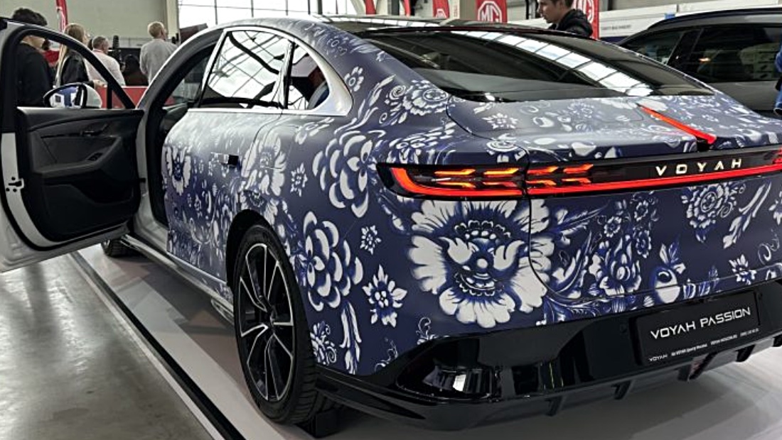 Премьерный экземпляр Voyah Passion EVR покрасили под гжель Voyah Passion EVR