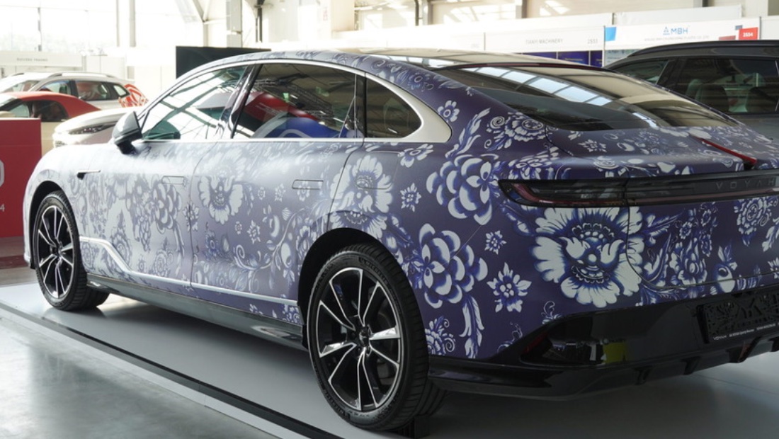 Премьерный экземпляр Voyah Passion EVR покрасили под гжель Voyah Passion EVR