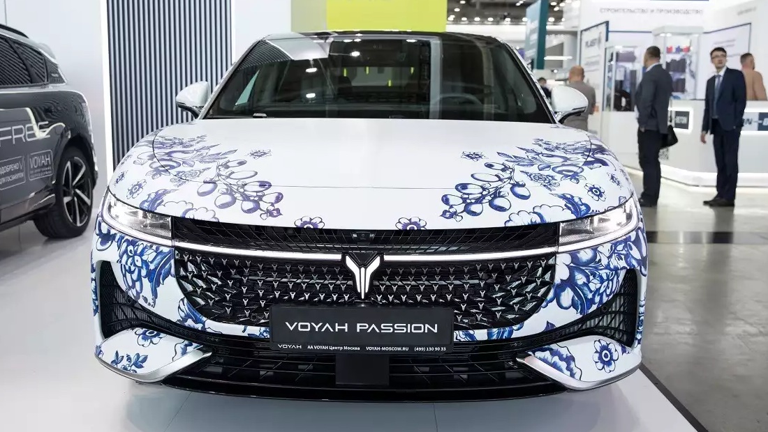 Премьерный экземпляр Voyah Passion EVR покрасили под гжель Voyah Passion EVR
