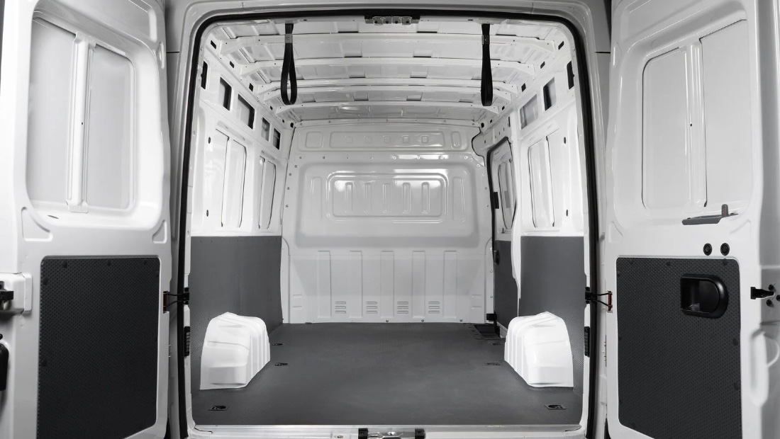 Бренд российский, автомобиль китайский – в России стартуют продажи нового фургона Фургон Normax внутри