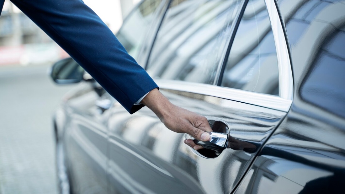 Аренда автомобиля с водителем: преимущества и рекомендации авто на заказ