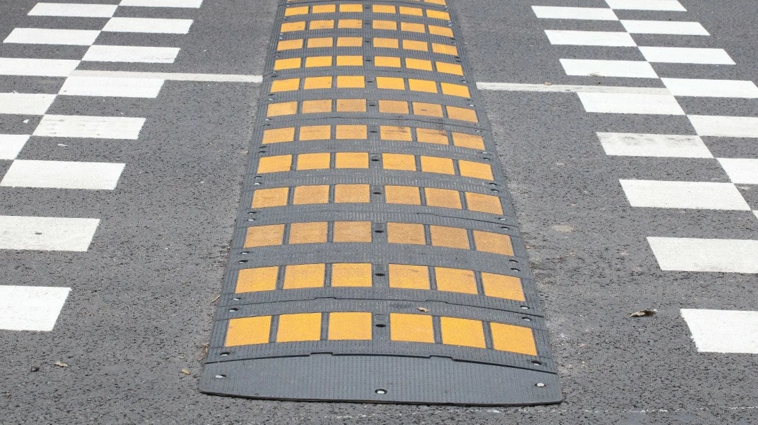 Виды лежачих полицейских: как выбрать идеальную искусственную дорожную неровность для вашего объекта лежачий полицейский