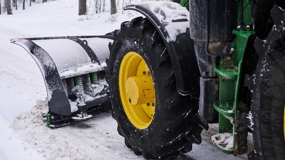 Спецтехника: погрузчики, экскаваторы и коммунальные машины снегоубороная техника