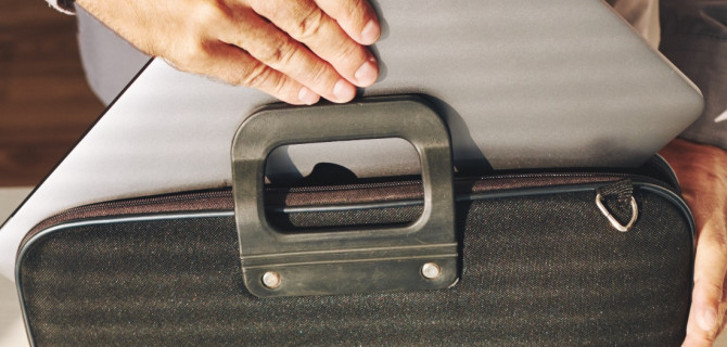 сумки пол бумаги и ноутбук