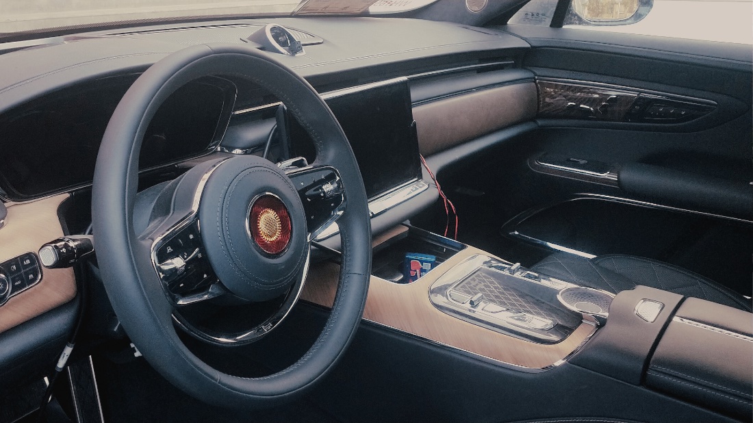 "Президентский" седан Hongqi Guoya со стеклянными перегородками внутри будут продавать в России Hongqi Guoya интерьер