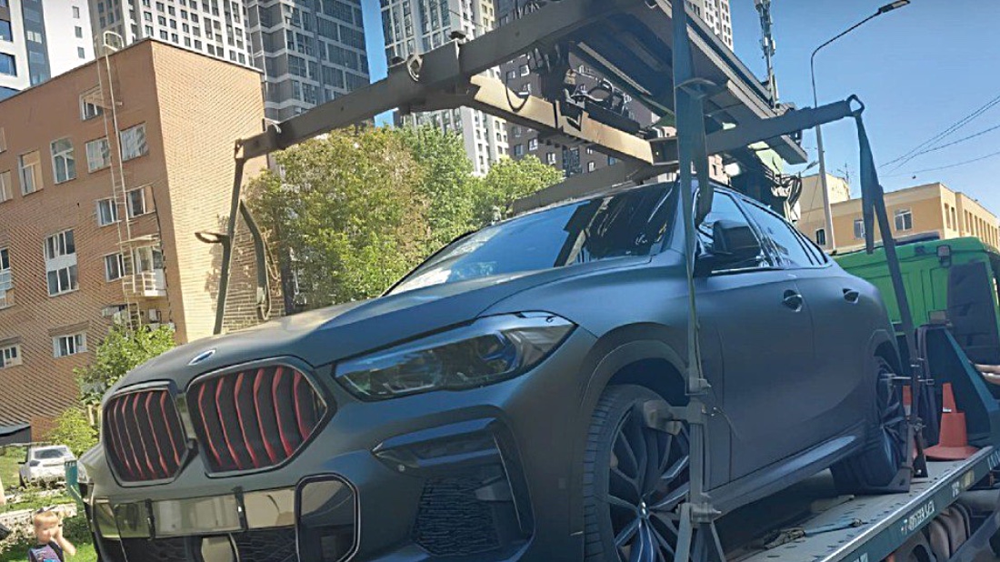 Оказалось, что среди автомобилей без номеров в Москве чаще всего эвакуируют BMW эвакуаторы