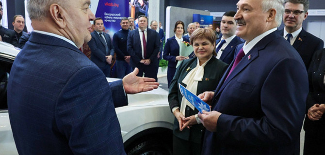 Лукашенко получает сертификать на Belgee X50+