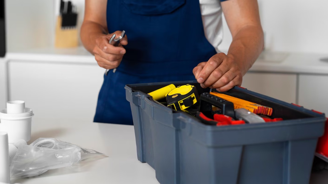 Пластиковые ящики для инструментов: выбор, характеристики и применение пластиковый ящик с инструментами