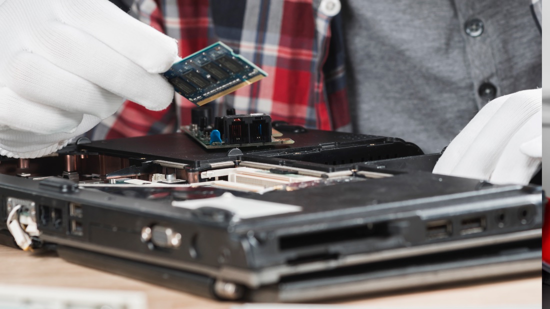 Компьютерная помощь и сопутствующие услуги: зачем это нужно ремонт ноутбука