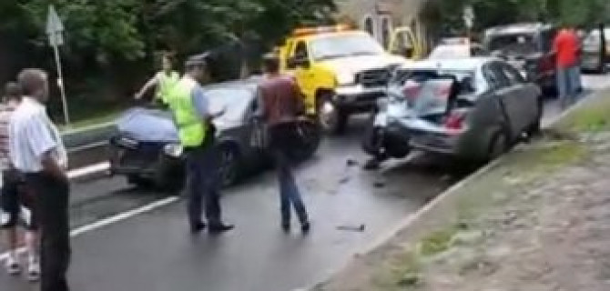 Сумасшедший пьяница на Subaru Legacy "собрал" пять автомобилей на Школьной улице