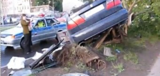 Трагедия на Блюхера SAAB 9-5 снес столб и разбился об дерево (архив USEDCARS.RU от 2009 года) 