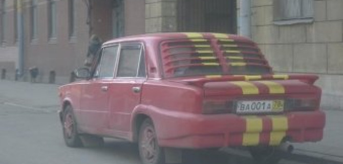 Брутальный тюнинг автомобиля ВАЗ LADA в красных тонах