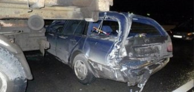 ВИДЕО. Огромный американский тягач-лесовоз проехал сквозь 14 автомобилей