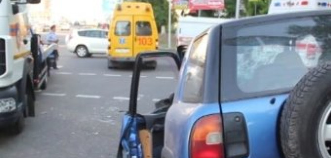 Многотонный грузовик КАМАЗ врезался сразу в несколько автомобилей