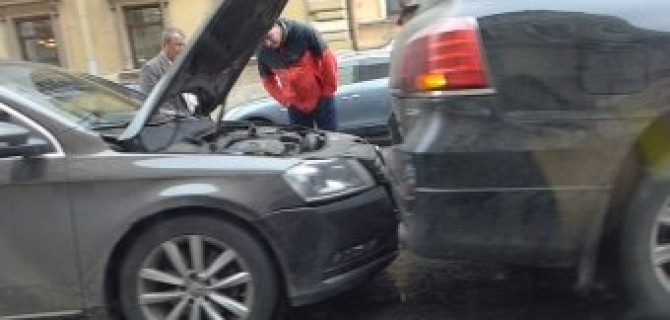 ДТП на Гагаринской улице - бюджетный "Фольксваген" врезался в ульта-дорогой Лексус