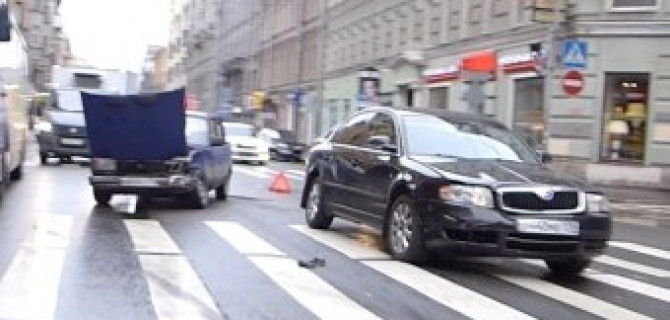 Неудачное маневрирование на Большом проспекте Петроградской стороны привело к ДТП