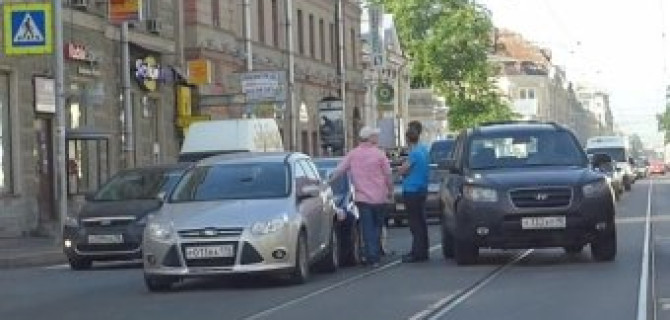 Очередное поучительное ДТП "догонялка" на Садовой улице у "зебры"