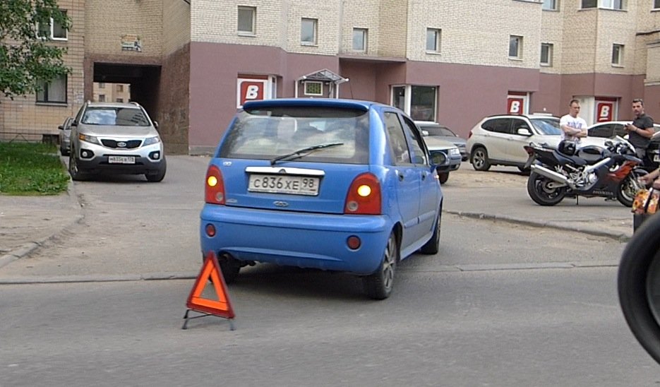 Левый поворот микролитражки Chery QQ и столкновение с мотоциклом, ехавшим по встречке ДТП на улице Обручевых