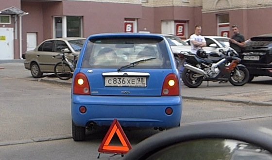 Левый поворот микролитражки Chery QQ и столкновение с мотоциклом, ехавшим по встречке ДТП на улице Обручевых