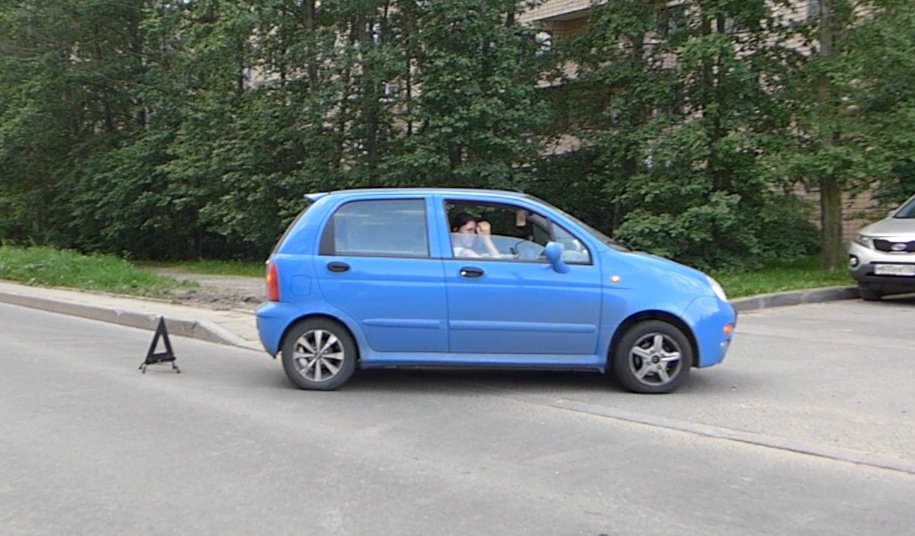 Левый поворот микролитражки Chery QQ и столкновение с мотоциклом, ехавшим по встречке ДТП на улице Обручевых