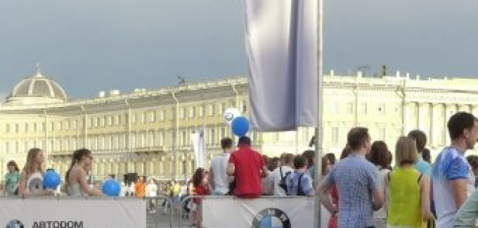 Белые ночи с BMW! Дилеры марки устроили праздник на Дворцовой площади 